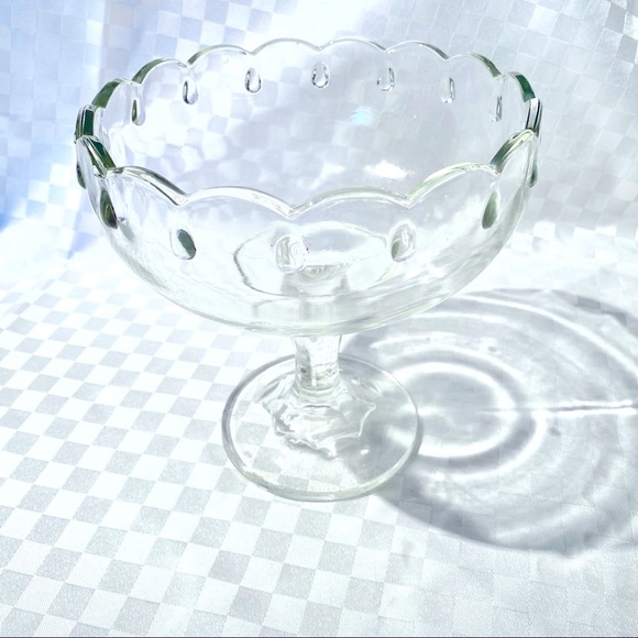 Vintage pressed glass bowl with teardrops accents - Picture 4 of 7